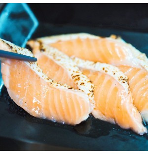 Sliced Aburi Salmon Belly Sashimi Slices 20PC / 炙りとろ鮭